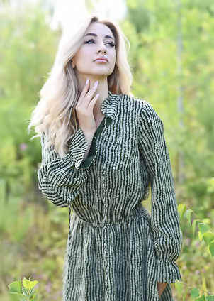 Ava List Petite Blonde Woman Getting Naked Outdoors