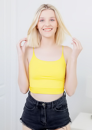 Maria Anjel Peel Off Her Clothes And Show Off Her Slim Sexy Body