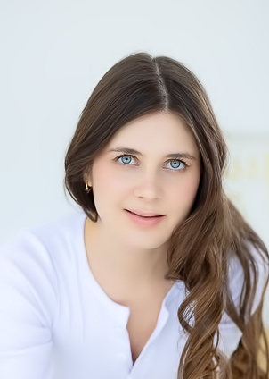 Luna Pica Kneeling To Flaunt Her Perfect Ass