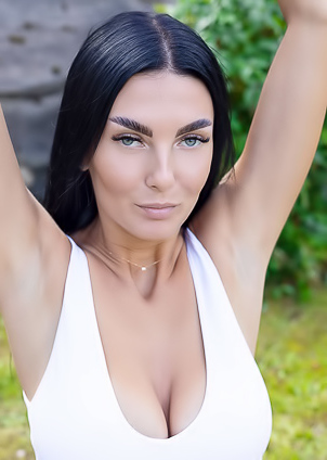 Simon Expose Her Plump-lipped Pussy To The Summer Breeze