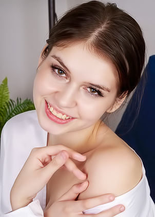 Lina Bunny Spread Her Meaty Flaps And Rub Her Snatch Down