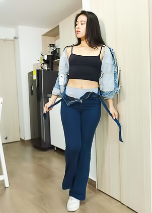 Leyla Grey undresses to reveal her juicy butt and sexy figure