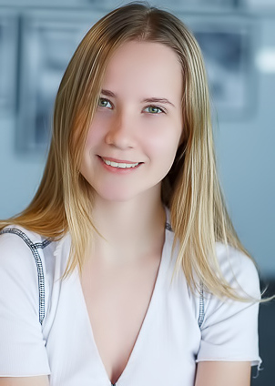 Delizi Adorable Blonde Bombshell With Curves That Captivate And A Playful Spirit