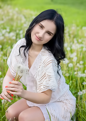 Sasha Jane Unveils Her Curves To Morning Sun Amid Wildflowers