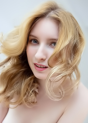 Minnie Lighter Reveals Her Adventurous Striptease With Barefoot Glamour And Propeller Tricks