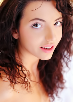Sensual Mitzix Bends To Tease And Command With Her Spread Beine