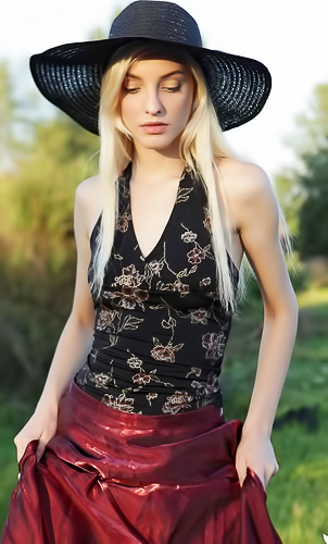 Kira spends her afternoon naked on the roof